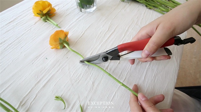 【幾分鐘.軟裝課堂】她用3分鐘搞定一個(gè)浪漫花球，就憑這些？-別墅設(shè)計(jì),軟裝設(shè)計(jì),室內(nèi)設(shè)計(jì),豪宅設(shè)計(jì),深圳例外軟裝設(shè)計(jì)公司